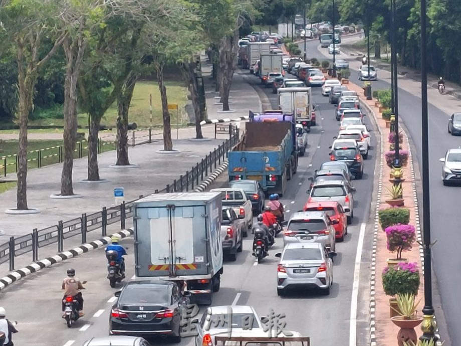 **已签发**柔：第三版头条：銮通峇路铺道致上班时间大塞车，引发民怨