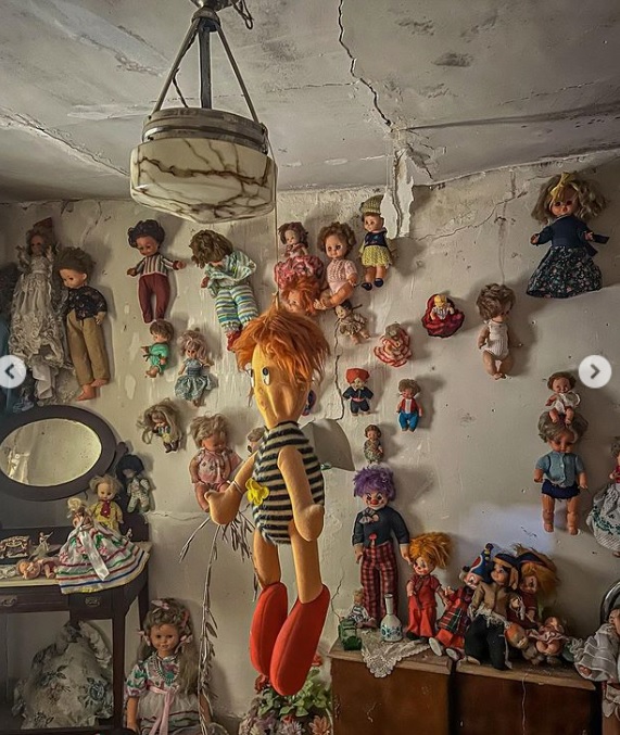 废置老房挂满1000娃娃太恐怖  背后故事太悲伤