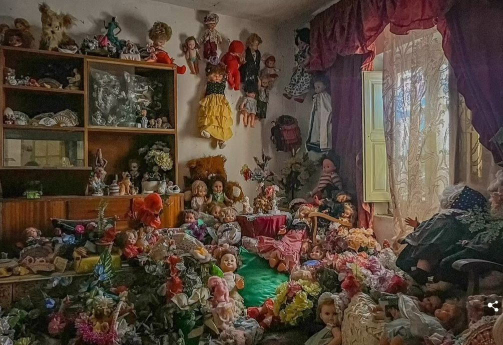 废置老房挂满1000娃娃太恐怖  背后故事太悲伤