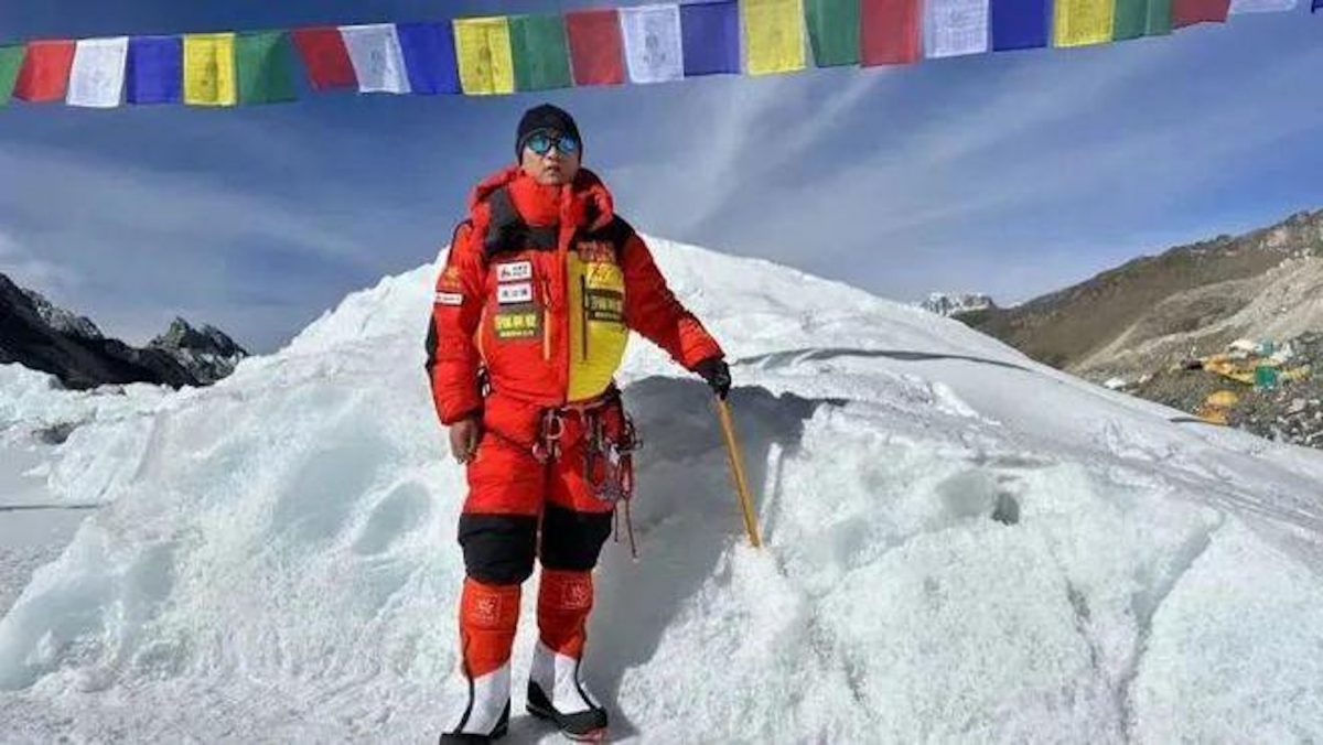 放弃登顶珠峰梦想只为救回一条人命　2中国登山者：不后悔