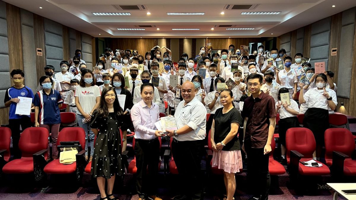 新加坡南洋理工大學華裔館  贈書予育才獨中