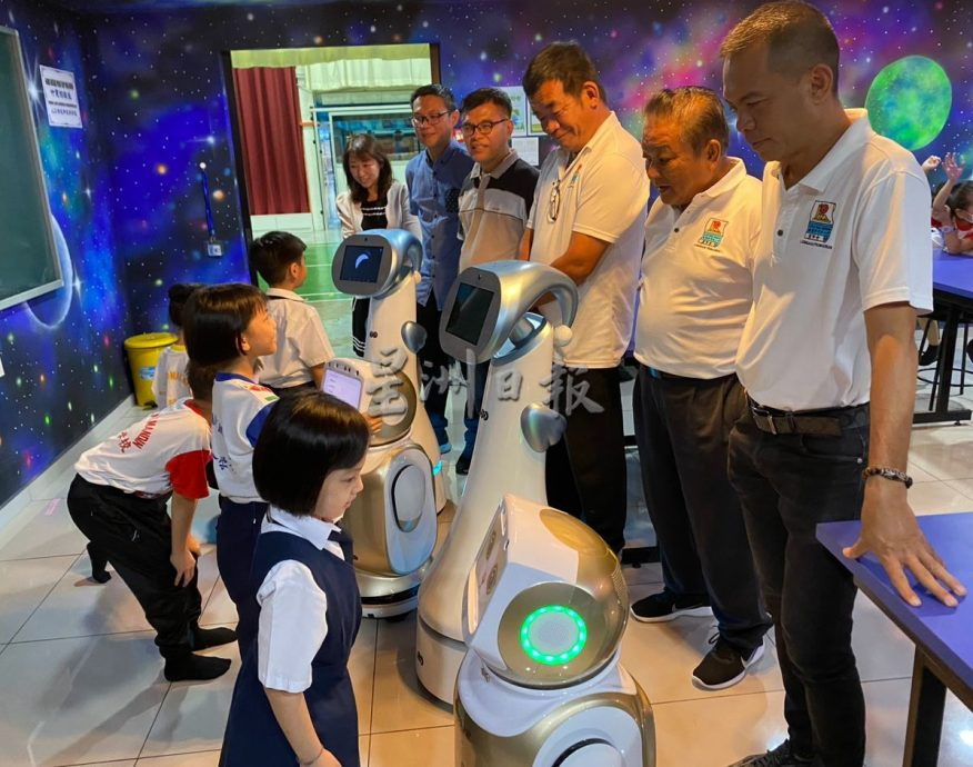 热心华教人士赞助，北海麦曼珍华小再创先河引进5台机器人辅助教学。