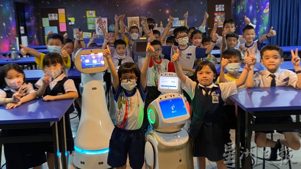 热心华教人士赞助，北海麦曼珍华小再创先河引进5台机器人辅助教学。