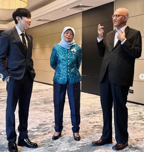 林俊杰伦敦与新加坡总统同框 西装笔挺获赞“太帅了”	