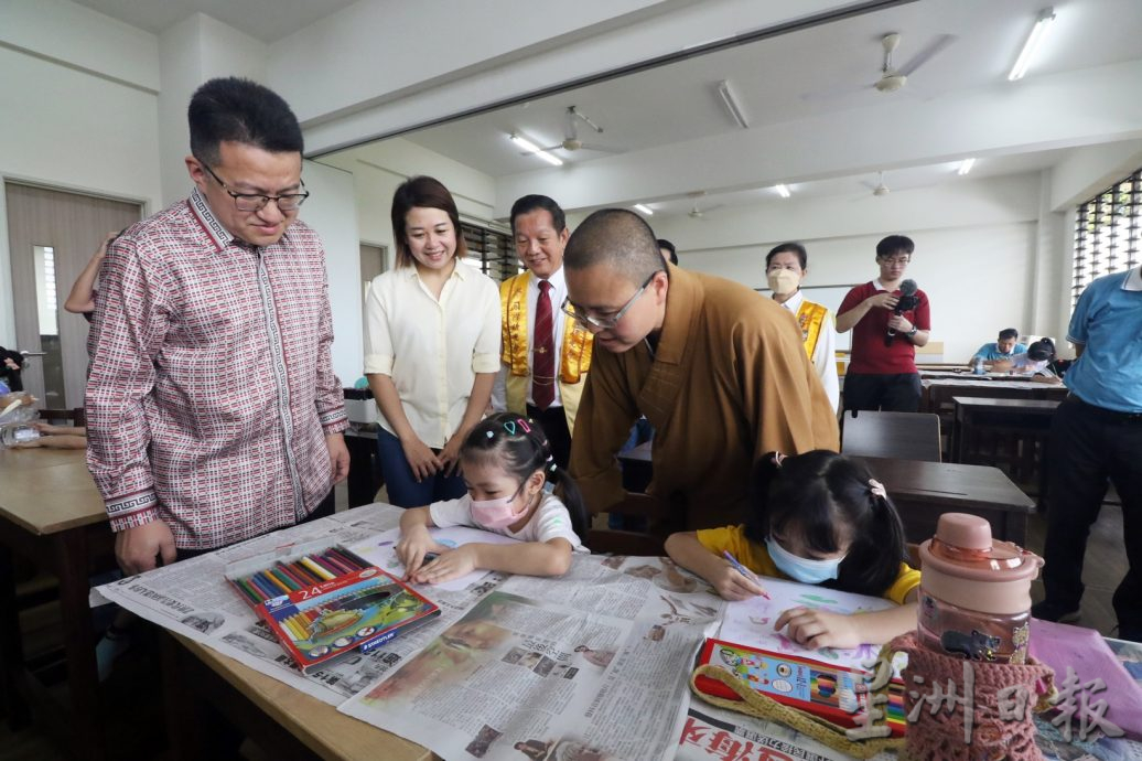 柔： 佛诞日“回家” 与佛相应  信众齐聚新马寺 如“小过年”