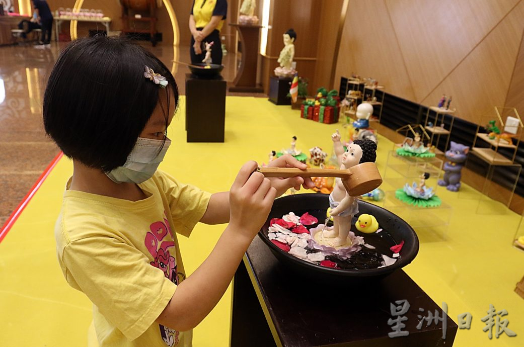 柔： 佛诞日“回家” 与佛相应  信众齐聚新马寺 如“小过年”