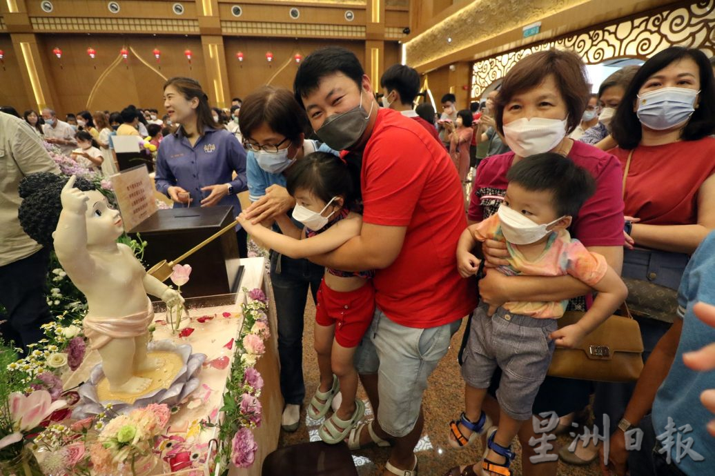 柔： 佛诞日“回家” 与佛相应  信众齐聚新马寺 如“小过年”