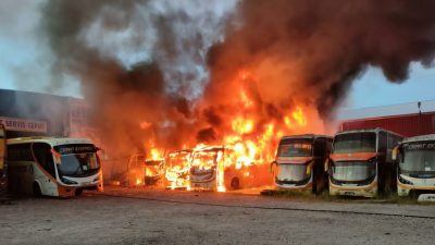 昔工业区维修厂火患  烧毁5辆巴士