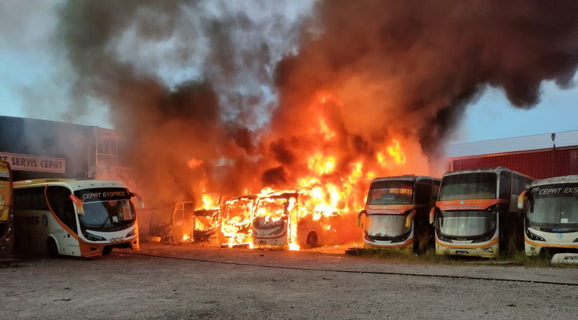 柔：​​昔工业区维修厂火患  烧毁5辆巴士