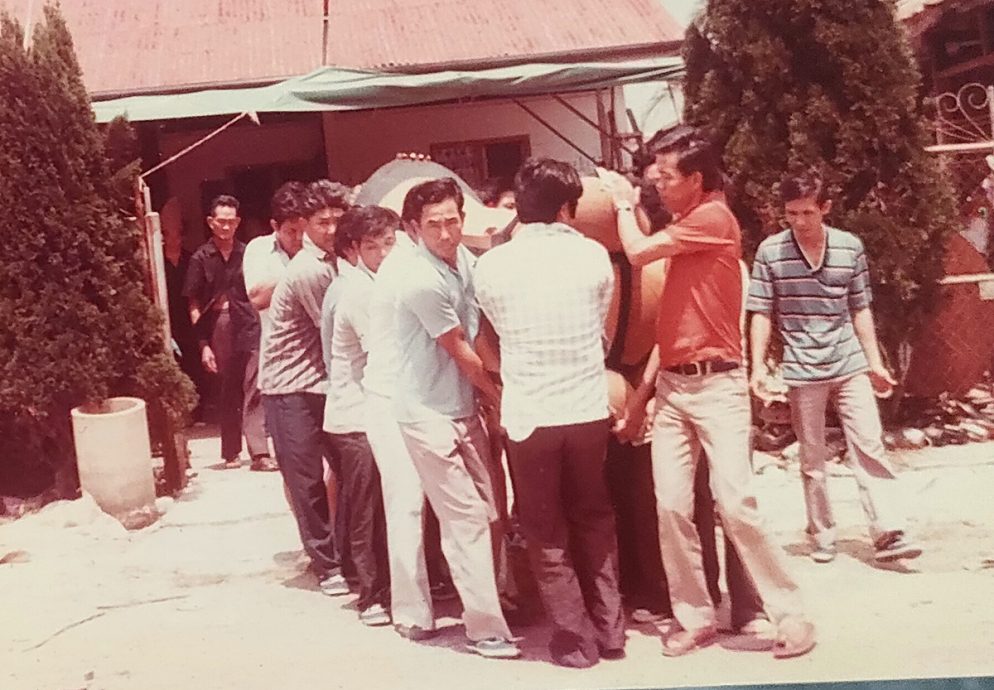 柔：封底（本月22日刋）这些人，那些事：古来武吉峇都新村帛金会向办丧的会员伸出援手