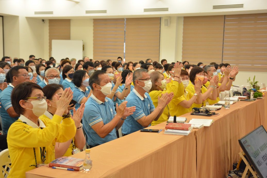 柔：**显刊**文告：300人齐聚新马寺听华严