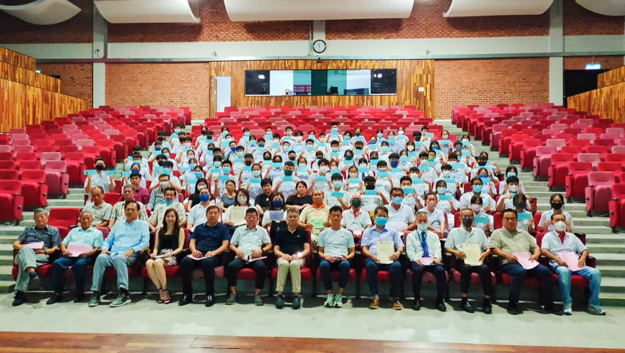柔：麻坡中化中学发放62万6310令吉奖助学金给192清寒学生及教师子女