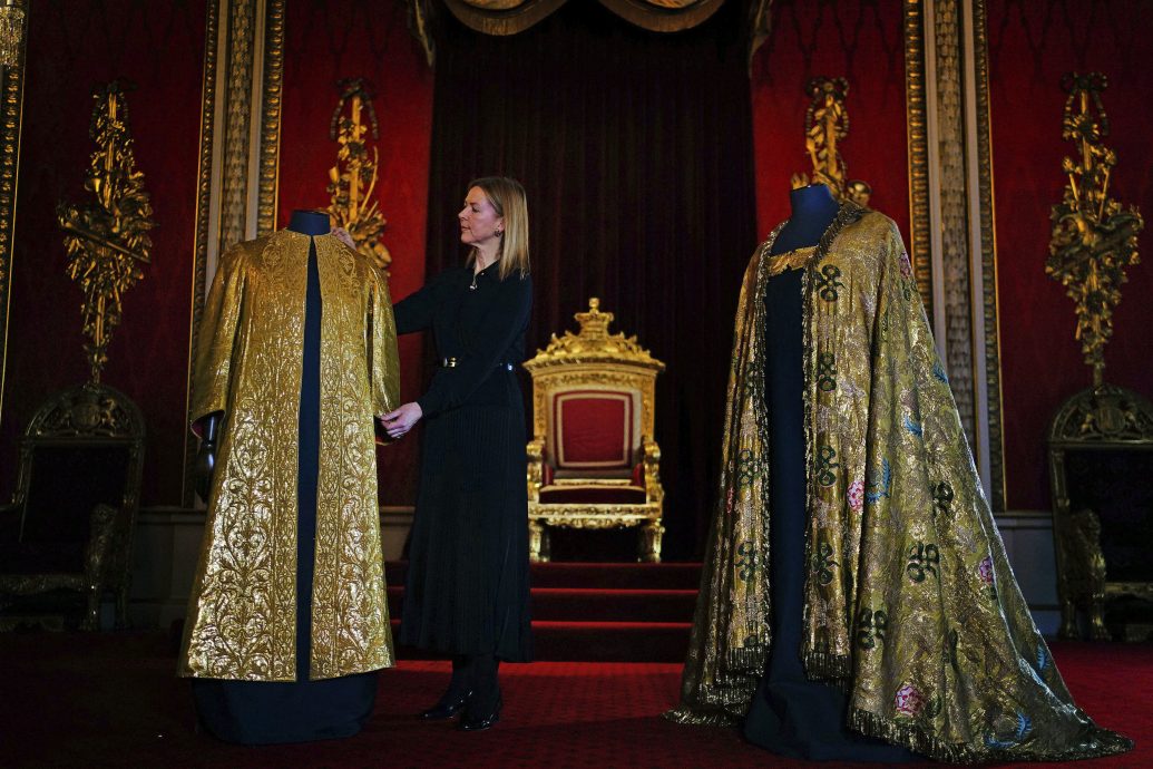 查尔斯三世加冕王袍曝光 帝国斗篷逾200年历史 70年后再度披上