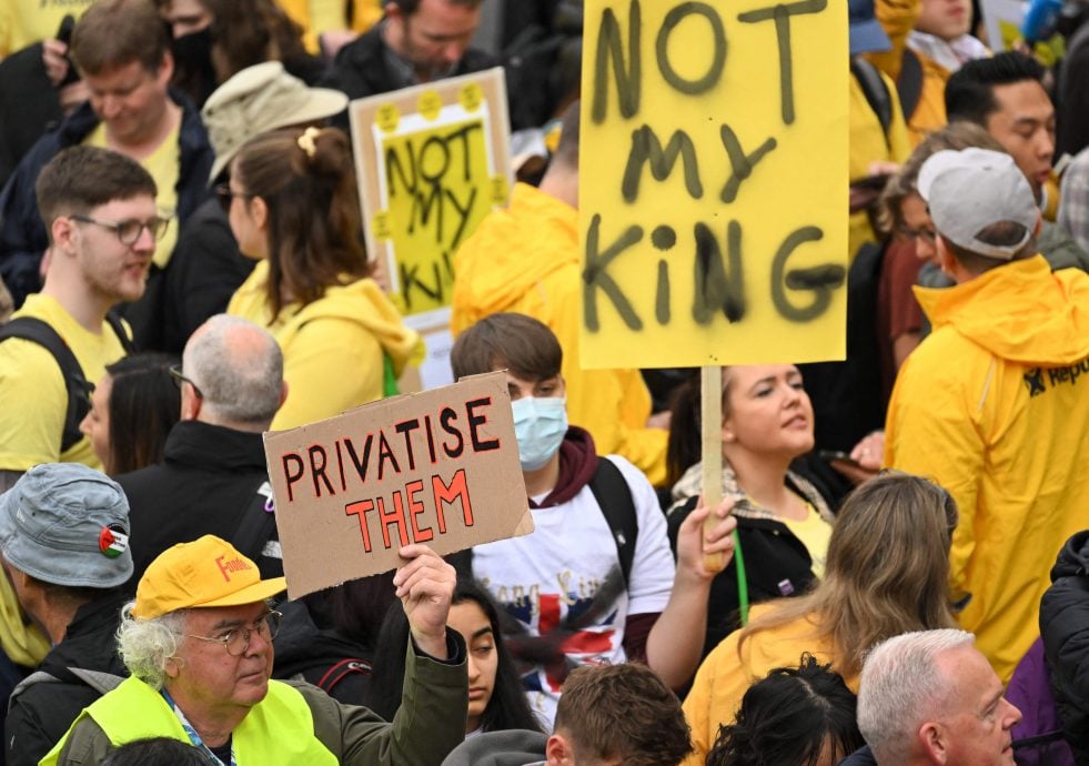 查尔斯加冕：反君主体团示威“并非吾王”