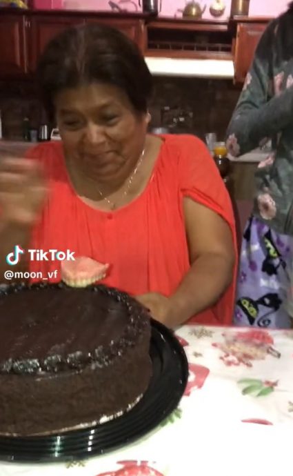 母亲庆生一口咬蛋糕整排假牙黏在蛋糕 