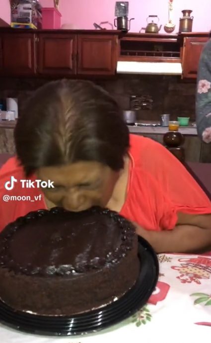 母亲庆生一口咬蛋糕整排假牙黏在蛋糕 