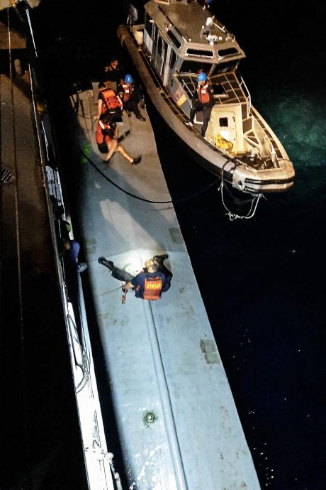 毒贩用潜艇运毒 海军截获3吨可卡因