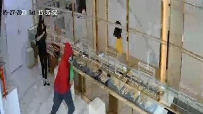 警方：网传视频内容假的  匪金店劫顾客是“恶作剧”  