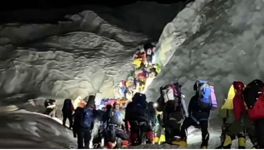 求真　未签｜网传珠穆朗玛峰凌晨2点还塞满未上山的人　　　登山者：和“五一”假期无关　　