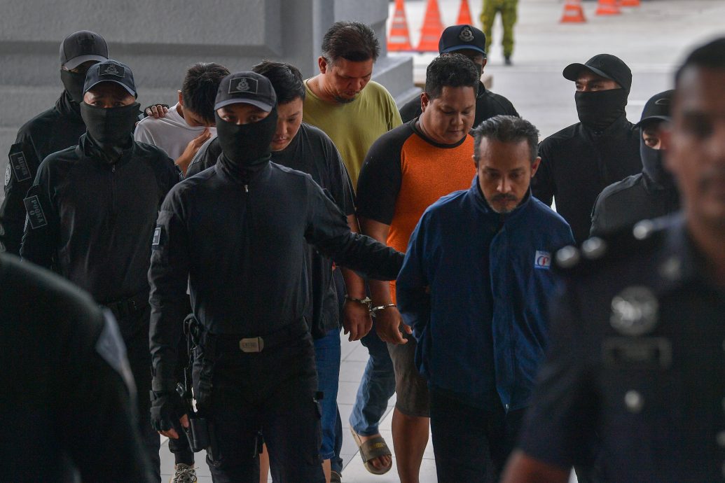 涉嫌绑架推销员以索取高达112万令吉赎金的5名男子，于周三被控上推事庭。（马新社图）