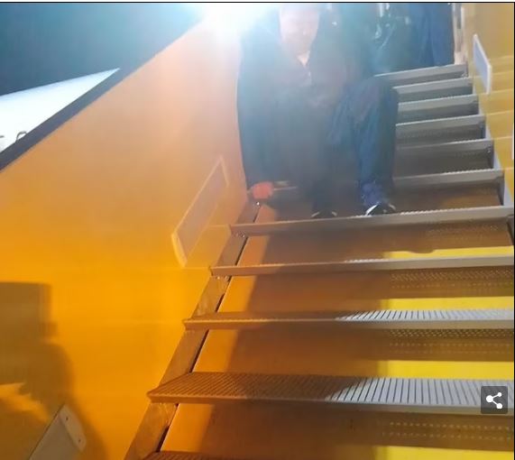 爱尔兰轮椅男被迫爬落机 瑞典机场升降机要等1小时