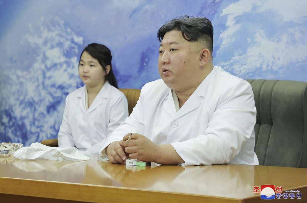 看世界两图)金正恩视察朝鲜首颗军事间谍卫星 批准「未来行动计划」