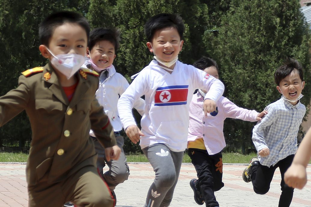 看世界)多名朝鲜人乘渔船脱北投诚韩国　包括儿童