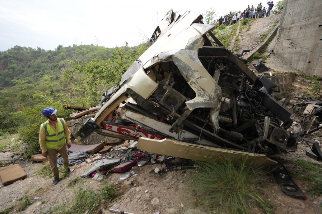 看世界／印度巴士坠桥10死55伤　整辆底朝天撞烂车头全毁