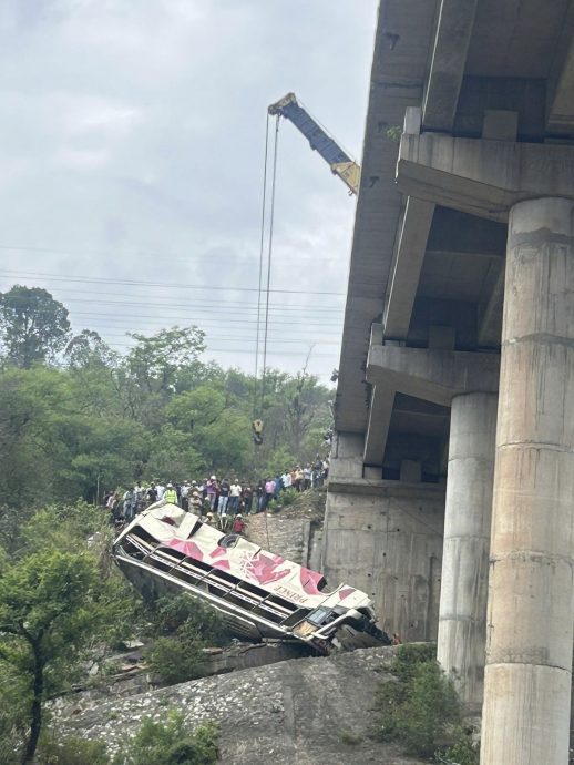 看世界／印度巴士坠桥10死55伤　整辆底朝天撞烂车头全毁