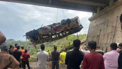 印度巴士坠桥10死55伤　整辆底朝天撞烂车头全毁