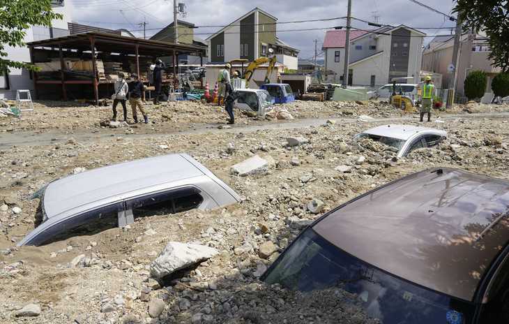 看世界／大阪近郊城市因豪雨溃堤　　多辆汽车惨遭泥沙掩埋