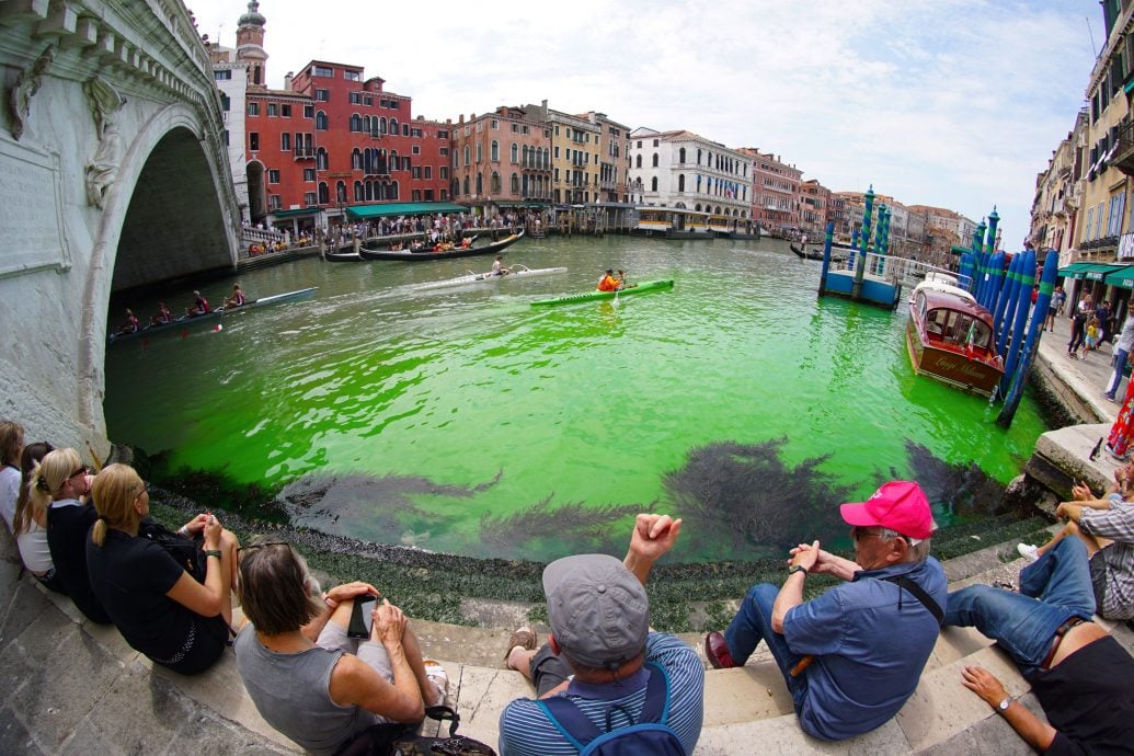 看世界／威尼斯大运河染绿 警方调查是否为环保人士所为