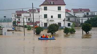 特大暴雨袭击中国华南  多省市道路成河车辆泡水