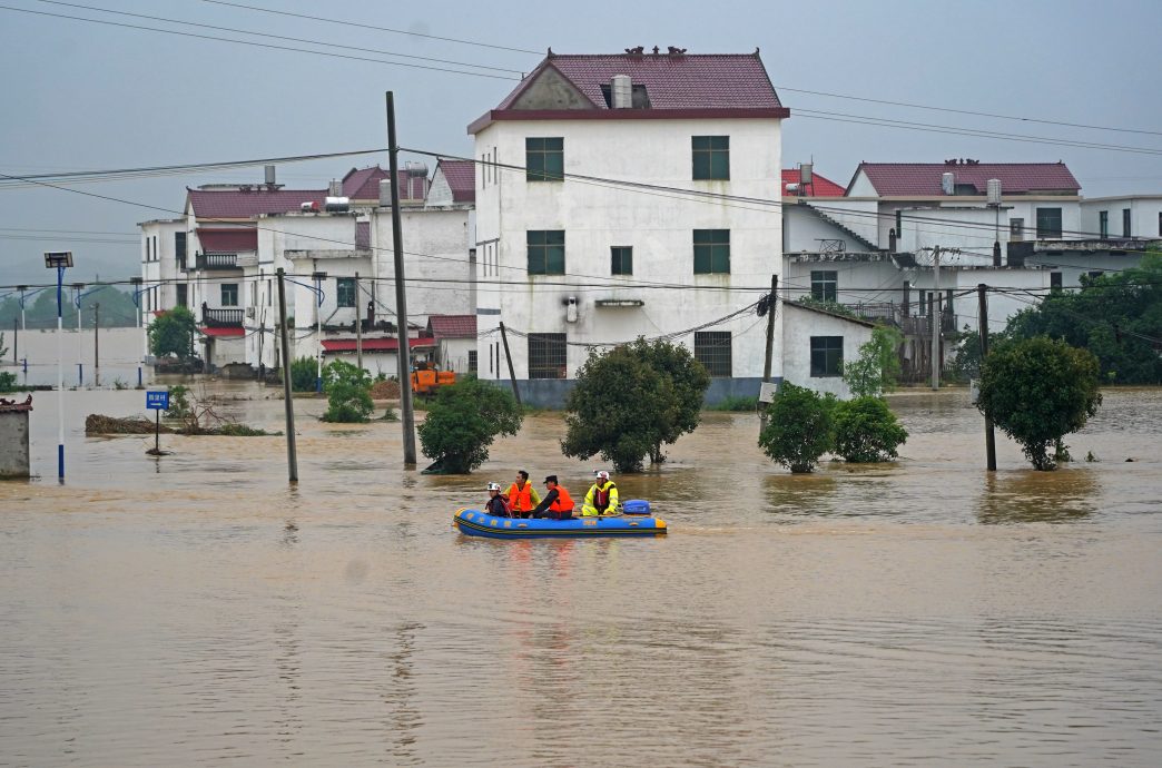 看世界／特大暴雨袭击中国华南 多省市道路成河车辆泡水