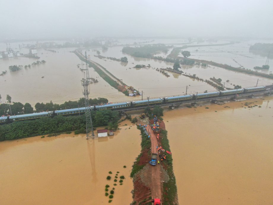 看世界／特大暴雨袭击中国华南 多省市道路成河车辆泡水