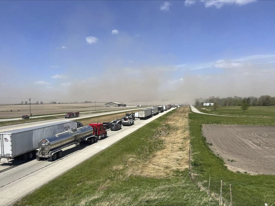 看世界／美伊利诺州公路超大车祸 遇沙尘暴80汽车连环相撞　至少6死30伤