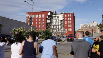 美国艾奥瓦州市中心公寓大楼部分坍塌 伤亡数字不明