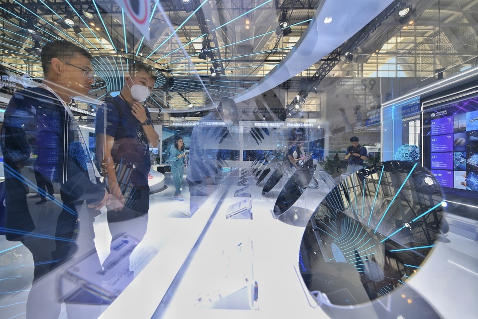 第7届世界智能大会天津举行　多类特色机器人亮相引关注 