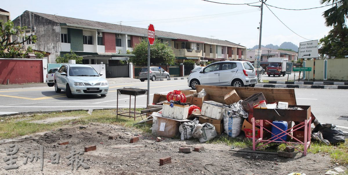 肉干档帐篷阻碍路口视线 怡市厅2卡车人员清拆