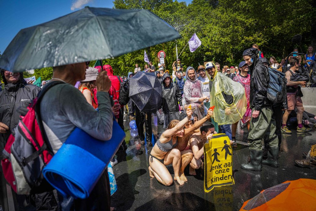 荷兰环保人士抗议补贴化石燃料业 逾千人被捕