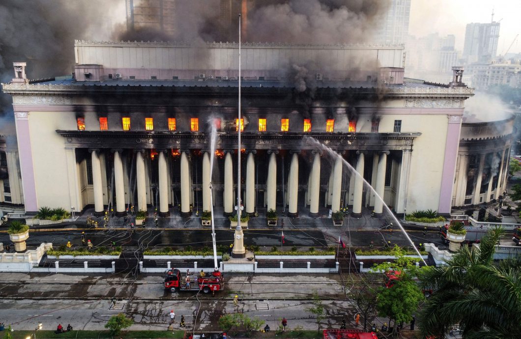 菲律宾马尼拉中央邮局大火 火烧逾7小时