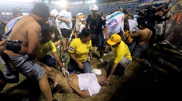 萨尔瓦多足球场传践踏事故 警方:12人遇难 500多人受伤