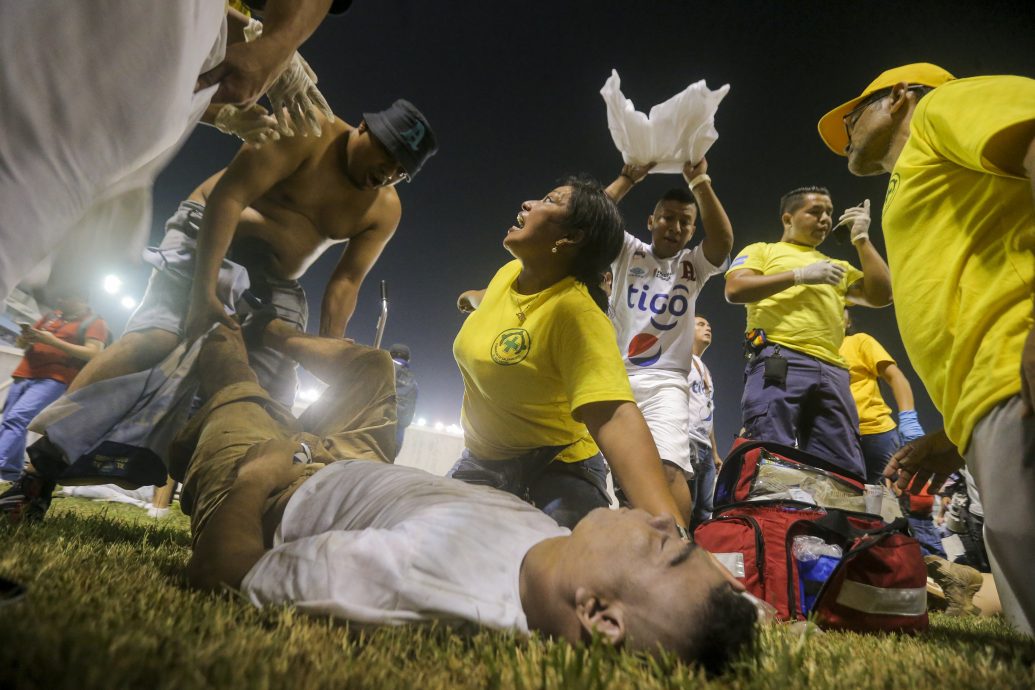 萨尔瓦多足球场发生大规模推挤踩踏 至少9死数十伤