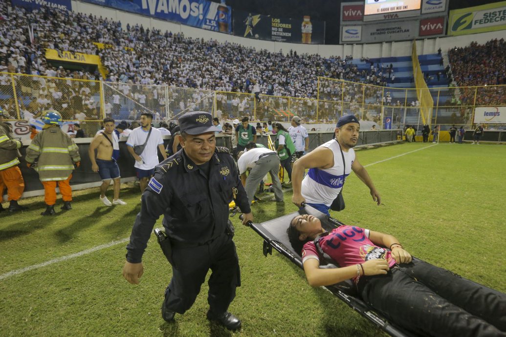 萨尔瓦多足球场发生大规模推挤踩踏 至少9死数十伤