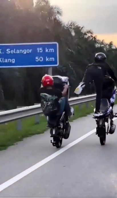视频|2少年大道上疯狂秀摩托车特技  警方：查！