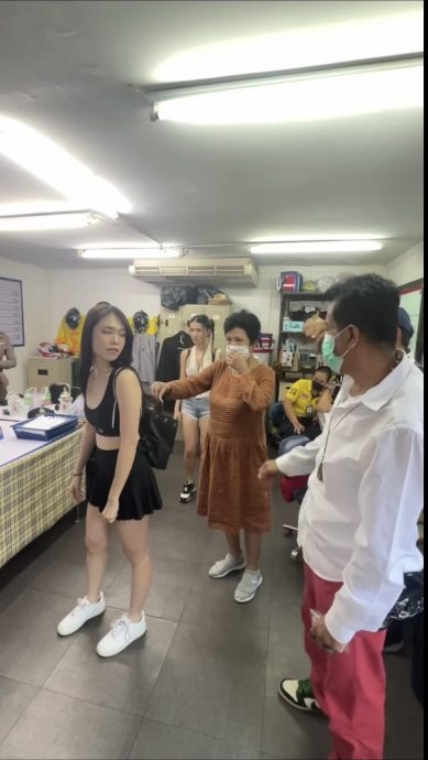 视频|游曼谷周末市集手机被扒 红网当场智抓女小偷
