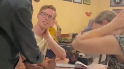 视频 | 男子开心“鸡婆”到外国去 当翻译助外国情侣点餐