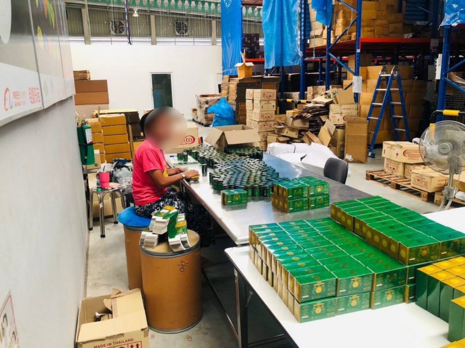 警捣毁制售假草药工厂 产品专卖中国游客