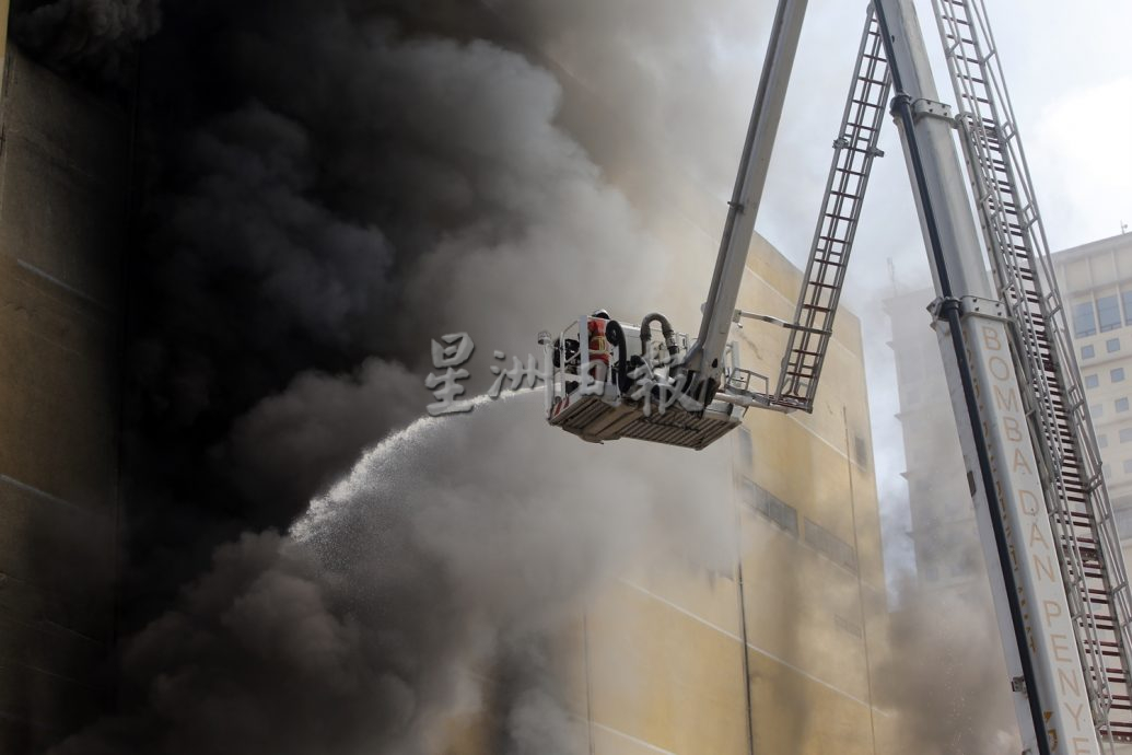 谷中城大火：经过两个小时的努力灌救，大火已扑灭