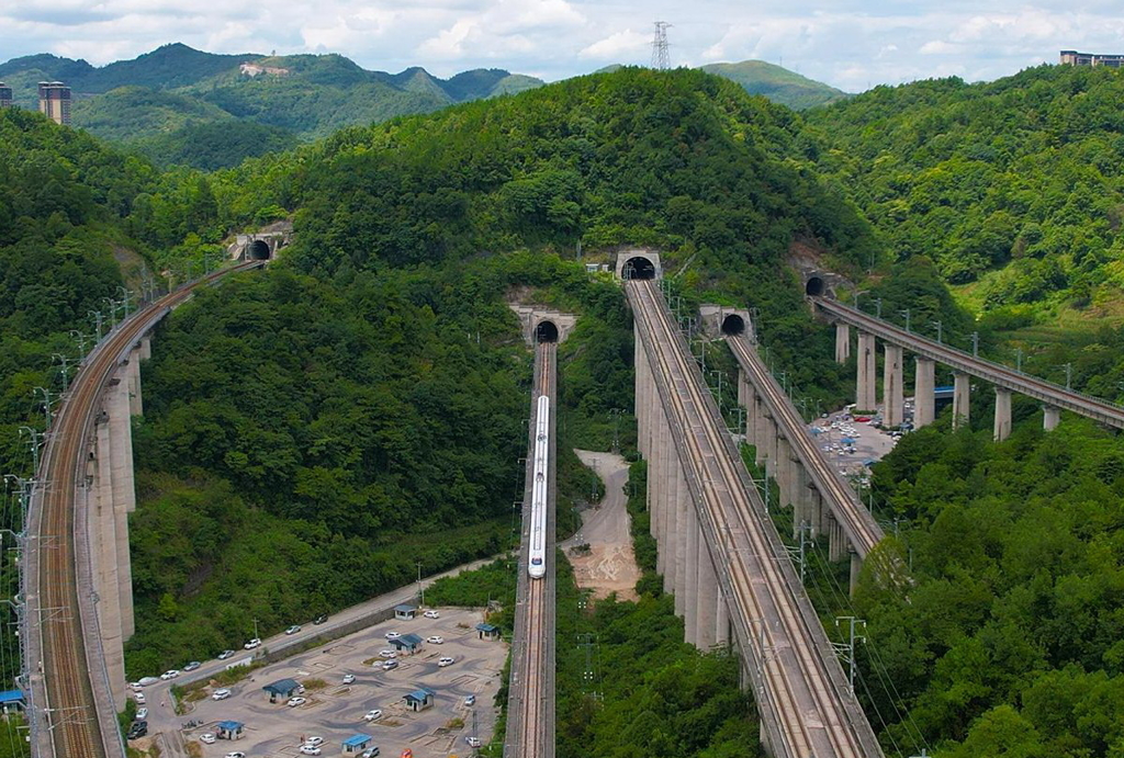 贵州一座山凿5条高铁隧道　便利各地往来